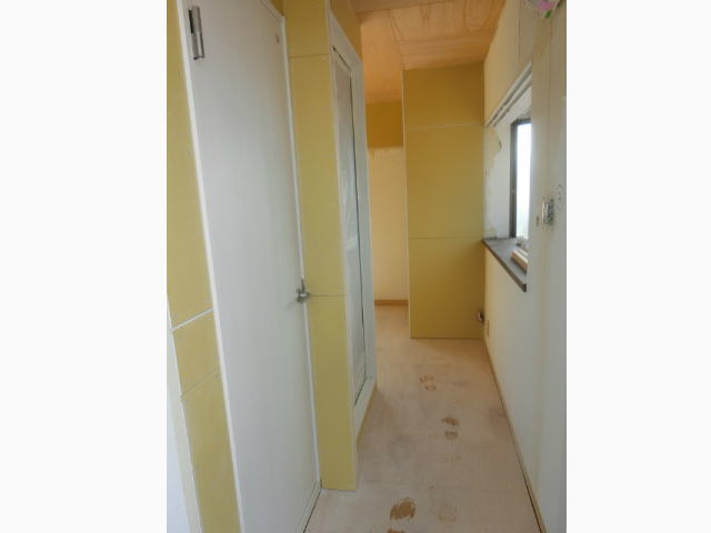 玄関から室内施工中