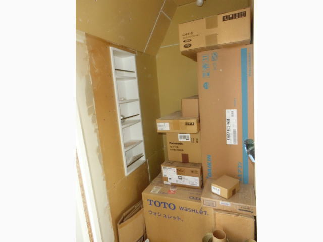 トイレ収納棚施工中