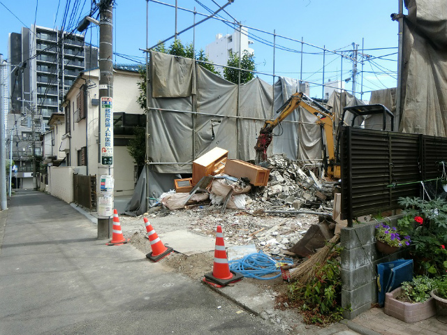 現地　建物解体中