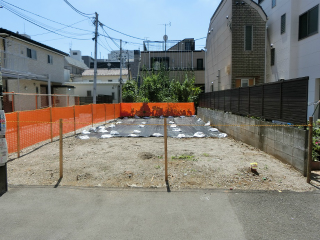 現地（北東側・公道より敷地を撮影）