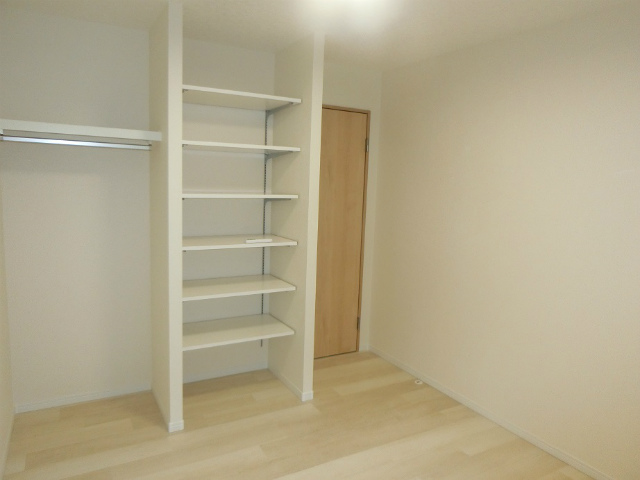 2F洋室(約5帖)収納棚